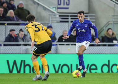 Everton 'dan Dwight McNeil, Premier Lig maçı sırasında İngiltere' nin Liverpool şehrindeki Hill Dickinson Stadyumu 'nda Everton Wolverhampton Wanderers' a karşı oynadığı maçta topu atıyor.
