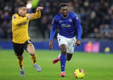 Everton 'dan Tim Iroegbunam, 7 Ocak 2026' da İngiltere 'nin Liverpool kentinde bulunan Hill Dickinson Stadyumu' nda oynanan Premier League maçında topu Everton 'a karşı Wolverhampton Wanderers' a atıyor.