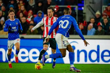 Brentford 'dan Mathias Jensen, Premier League karşılaşması sırasında Nordi Mukiele ile Londra' daki Gtech Community Stadyumu 'nda, 7 Ocak 2026' da oynanan Brentford-Sunderland maçında topa çok yakın bir şekilde vuruyor.