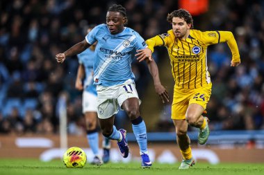 Manchester City 'den Jeremy Doku, Premier League maçında Brighton & Hove Albion' dan Ferdi Kadioğlu 'nun baskısıyla topu Manchester City' ye karşı Brighton ve Hove Albion 'a 7 Ocak 2026' da Etihad Stadyumu 'nda attı.