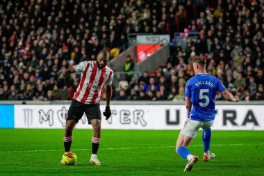 Brentford 'dan Igor Thiago, Premier League maçı Brentford Sunderland' a karşı Gtech Community Stadyumu, Londra, İngiltere, 7 Ocak 2026 'da oynanan Premier League karşılaşmasında Sunderland' lı Daniel Ballard 'ın yanından geçmeye çalışıyor.