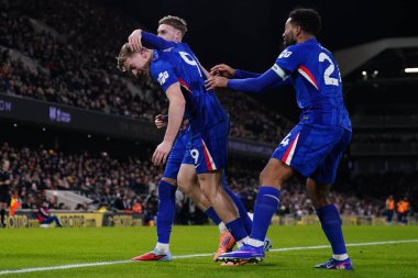 Chelsea 'den Liam Delap Premier Lig maçı sırasında Craven Cottage, Londra, İngiltere' de Fulham 'a karşı Chelsea maçında sayı ve kutlama yapıyor.