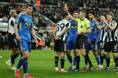 Hakem Michael Salisbury, Premier Lig maçı Newcastle United - Leeds United maçında İngiltere, Newcastle, 7 Ocak 2026 'da St. James' s Park 'ta Joelinton Untie' ye sarı kart verdi.