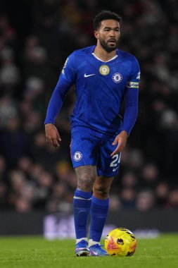 Chelsea 'den Reece James Premier Lig maçında topa vuruyor Fulham Chelsea' ye karşı Craven Cottage, Londra, İngiltere, 7 Ocak 2026