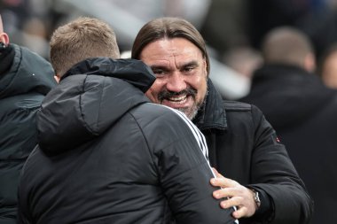 Newcastle United 'ın Eddie Howe teknik direktörü Leeds United' ın Daniel Farke 'ı Premier League maçı sırasında St. James' s Park, Newcastle, İngiltere 'de 7 Ocak 2026' da Leeds United 'a karşı oynadığı maçta kucaklıyor.