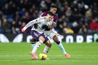 Manchester United 'dan Manuel Ugarte Premier Lig maçı sırasında baskı altında Burnley Manchester United' a karşı Turf Moor, Burnley, İngiltere, 7 Ocak 2026