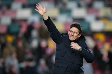 Brentford 'un Keith Andrews teknik direktörü, Premier League' in 7 Ocak 2026 'da Londra' daki The Gtech Community Stadyumu 'nda Brentford Sunderland' a karşı oynadığı final düdüğünün ardından taraftarları alkışlıyor.
