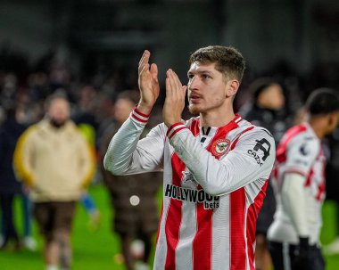 Brentford 'dan Vitaly Janelt, Premier League' in 7 Ocak 2026 'da Gtech Community Stadyumu' nda Brentford Sunderland 'a karşı oynadığı final düdüğünün ardından taraftarları alkışlıyor.