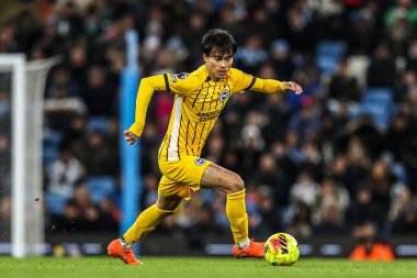 Brighton & Hove Albion takımlarından Kaoru Mitoma, Premier Lig karşılaşmasında topu Manchester City ve Hove Albion 'a karşı Etihad Stadyumu, Manchester, İngiltere, 7 Ocak 2026