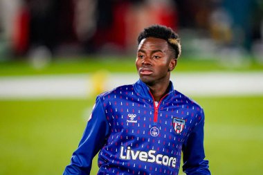 Sunderland 'dan Simon Adingra Premier Lig maçı sırasında Gtech Community Stadyumu' nda Brentford - Sunderland maçında ısınma turunda, 7 Ocak 2026