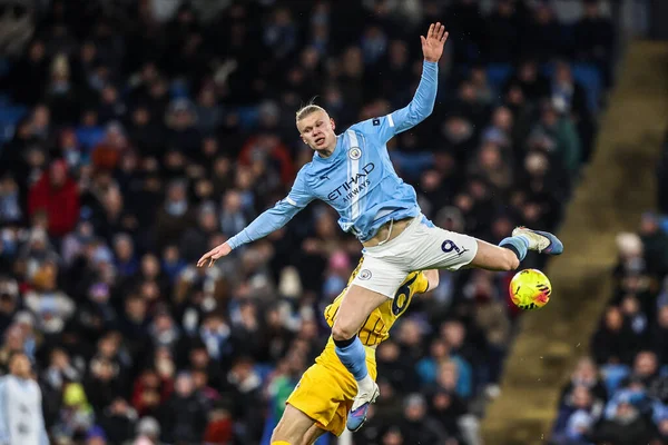 Manchester City 'den Erling Haland, Premier League karşılaşmasında Manchester City ile Brighton ve Hove Albion' un 7 Ocak 2026 'da Etihad Stadyumu' nda oynanan karşılaşmasında Brighton & Hove Albion 'dan Jan Paul van Hecke' den yüksek top kazandı.