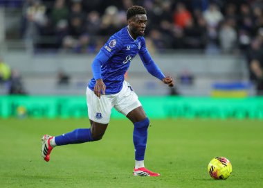 Everton 'dan Tim Iroegbunam, 7 Ocak 2026' da İngiltere 'nin Liverpool kentinde bulunan Hill Dickinson Stadyumu' nda oynanan Premier League maçında topu Everton 'a karşı Wolverhampton Wanderers' a atıyor.