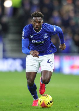 Everton 'dan Tim Iroegbunam, 7 Ocak 2026' da İngiltere 'nin Liverpool kentinde bulunan Hill Dickinson Stadyumu' nda oynanan Premier League maçında topu Everton 'a karşı Wolverhampton Wanderers' a atıyor.