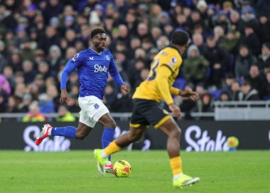 Everton 'dan Tim Iroegbunam, 7 Ocak 2026' da İngiltere 'nin Liverpool kentinde bulunan Hill Dickinson Stadyumu' nda oynanan Premier League maçında topu Everton 'a karşı Wolverhampton Wanderers' a atıyor.