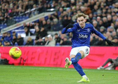 Everton 'dan James Garner Premier Lig maçında topu geçiyor. Everton, Wolverhampton Wanderers' a karşı Hill Dickinson Stadyumu, Liverpool, 7 Ocak 2026