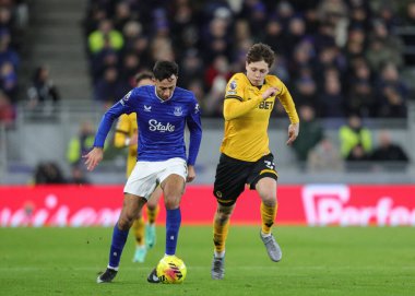 Everton 'dan Dwight McNeil Premier League maçında Wolverhampton' a karşı Wolverhampton Wanderers 'ın 7 Ocak 2026' da Liverpool 'daki Liverpool Stadyumu' nda oynadığı maçta Wolverhampton Wanderers 'dan Ladislav Krejci' nin baskısıyla pas attı.