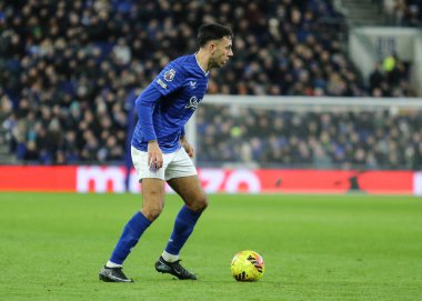 Everton 'dan Dwight McNeil Premier Lig karşılaşmasında topla birlikte Everton, Wolverhampton Wanderers' a karşı Hill Dickinson Stadyumu, Liverpool, 7 Ocak 2026