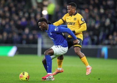 Everton 'dan Tim Iroegbunam, Wolverhampton Wanderers takımından Jhon Arias' ı Premier League maçında Everton Wolverhampton Wanderers 'a karşı 7 Ocak 2026' da Liverpool 'daki Liverpool Stadyumu' nda durdurdu.