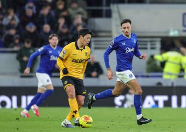 Wolverhampton Wanderers 'dan Hwang Hee-Chan Premier Lig maçında topu geçti Everton, Wolverhampton Wanderers' a karşı Hill Dickinson Stadyumu, Liverpool, İngiltere, 7 Ocak 2026
