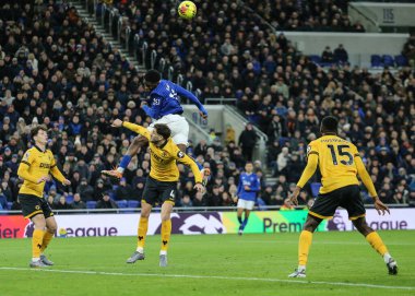 Everton 'dan Thierno Barry Premier Lig maçında Everton, Wolverhampton Wanderers' a karşı 7 Ocak 2026 'da Liverpool' daki Hill Dickinson Stadyumu 'nda yüksek topu kazandı.