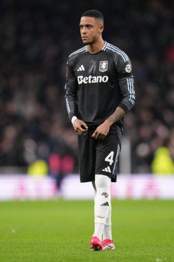 Aston Villa takımından Ezri Konsa, Birleşik Krallık 'ın Tottenham Hotspur Stadyumu' nda oynanan Üçüncü tur karşılaşmasında Tottenham Hotspur 'a karşı Aston Villa, 10 Ocak 2026