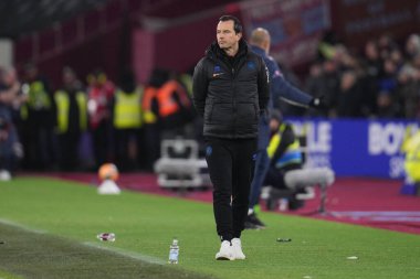 Julien Stephan, Queens Park Rangers 'ın üçüncü tur müsabakasındaki teknik diresi West Ham United, Queens Park Rangers' a karşı Londra Stadyumu, İngiltere, 11 Ocak 202