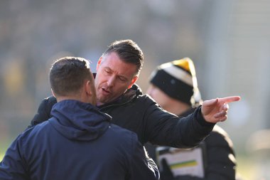 Wolverhampton Wanderers 'ın teknik direktörü Rob Edwards, Birleşik Krallık' ın Wolverhampton kentinde oynanan üçüncü tur müsabakasında Wolverhampton Wanderers 'a karşı Shrewsbury Town karşılaşmasını izledi.