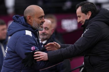 West Ham United 'ın Nuno Espirito Santo teknik direktörü ve Queens Park Rangers' ın Julien Stephan teknik direktörü, 11 Ocak 202 'de Londra, İngiltere' deki Londra Stadyumu 'nda oynanan, West Ham United-Queens Park Rangers maçında Queens Park Rangers' a karşı oynadılar.