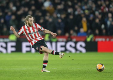 Sheffield United takımından Tom Davies, 11 Ocak 2026 tarihinde Sheffield, İngiltere 'deki Bramall Lane' de Sheffield United 'a karşı oynanan üçüncü tur karşılaşmasında pas verdi.