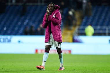 Burnley 'den Lesley Ugochukwu, 10 Ocak 2026' da Birleşik Krallık 'ın Burnley kentinde oynanan üçüncü tur Emirlikler Kupası karşılaşmasında tam zamanlı ıslık çaldıktan sonra taraftarlarını alkışladı.