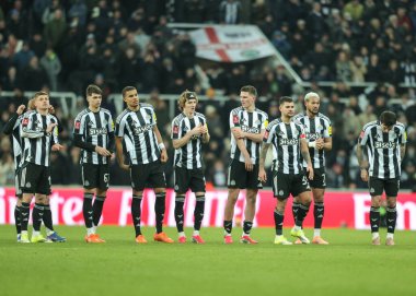 Newcastle United oyuncuları, 10 Ocak 2026 'da İngiltere' nin Newcastle şehrindeki St. James 's Park' taki Newcastle United ile oynanan üçüncü tur karşılaşmasına bakmaktadırlar.