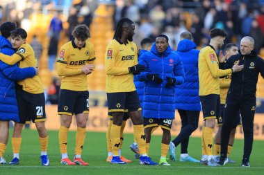 Wolverhampton Wanderers oyuncuları, 10 Ocak 2026 tarihinde İngiltere 'nin Molineux kentinde oynanan Emirates FA Cup Third Round maçından sonra taraftarları alkışlıyor.