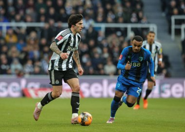 Newcastle United takımından Sandro Tonali, 10 Ocak 2026 'da İngiltere' nin Newcastle kentinde oynanan Üçüncü tur karşılaşmasında Newcastle United ile Bournemouth arasında oynanan karşılaşmada görev aldı.
