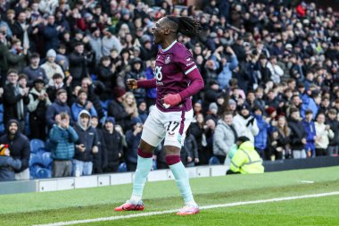 Burnley 'den Loum Tchaouna, 10 Ocak 202' de Birleşik Krallık 'ın Burnley kentindeki Turf Moor' da oynanan Üçüncü Turnuva Burnley-Millwall karşılaşmasında 2-0 'lık galibiyeti kutluyor.