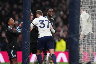 Birleşik Krallık 'ın Tottenham Hotspur Stadyumu' nda Tottenham Hotspur 'a karşı oynanan üçüncü tur karşılaşmasında tam zamanlı bir kavga patlak verdi.