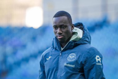 Brentford 'dan Michael Kayode, 10 Ocak 2026' da İngiltere 'nin Sheffield kentinde oynanan ve Sheffield Wednesday' in Brentford 'a karşı oynadığı üçüncü tur müsabakası öncesinde sahayı teftiş ediyor.