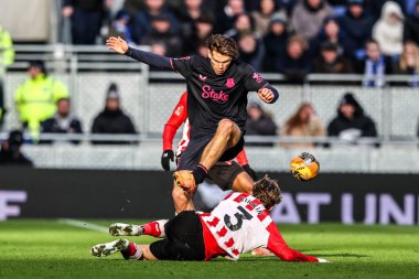 Everton 'dan Tyler Dibling, Birleşik Krallık' ın Liverpool şehrindeki Hill Dickinson Stadyumu 'nda oynanan üçüncü tur müsabakasında Sunderland' lı Dennis Cirkin tarafından yenildi.