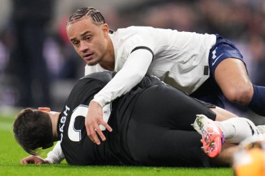 Tottenham Hotspur 'dan Xavi Simons ve Aston Villa' dan Matty Cash, 10 Ocak 2026 'da Birleşik Krallık Tottenham Hotspur Stadyumu' nda oynanan Emirlikler Kupası üçüncü tur karşılaşmasında Tottenham Hotspur, Aston Villa 'ya karşı.