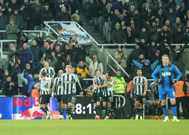 Newcastle United takımından Harvey Barnes, 10 Ocak 2026 tarihinde St. James 's Park, Newcastle, İngiltere' de oynanan üçüncü tur karşılaşmasında 3-2 kazanma hedefini kutluyor.