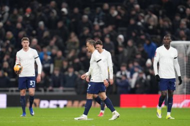 Tottenham Hotspur oyuncuları, Birleşik Krallık Tottenham Hotspur Stadyumu 'nda Tottenham Hotspur' a karşı oynanan Üçüncü tur karşılaşmasında ikinci golü attıktan sonra, 10 Ocak 2026 tarihinde, Birleşik Krallık 'ın başkenti Londra' da ikinci kaleye yerleşti.