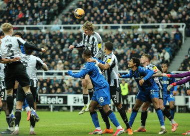 Newcastle United takımından Nick Woltemade, 10 Ocak 2026 'da St. James' s Park, Newcastle, İngiltere 'de oynanan üçüncü tur karşılaşmasında yüksek topu kazanmak için sıçradı.