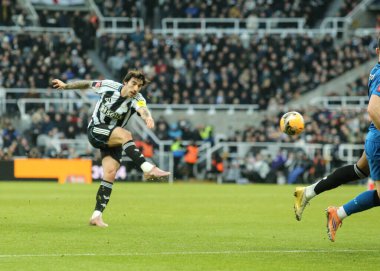 Newcastle United takımından Sandro Tonali, 10 Ocak 2026 tarihinde İngiltere 'nin Newcastle kenti St. James' s Park 'ta oynanan üçüncü tur karşılaşmasında kaleye bir atış yaptı.