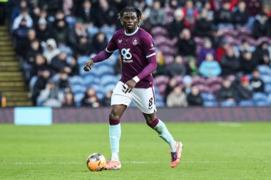 Burnley 'den Lesley Ugochukwu, 10 Ocak 2026 tarihinde Burnley, Burnley, İngiltere' de oynanan üçüncü tur müsabakasında topu ayaklarının dibine aldı.