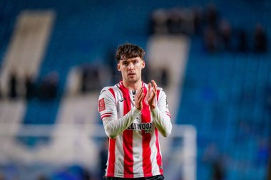Brentford 'dan Aaron Hickey, 10 Ocak' ta İngiltere 'nin Sheffield kentinde oynanan ve Sheffield Çarşamba günü oynanan üçüncü tur müsabakasının son düdüğü sonrasında taraftarları alkışlıyor.