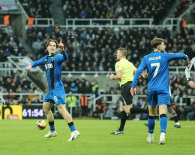 Bournemouth takımından Alex Scott, 10 Ocak 'ta St. James' s Park, Newcastle, İngiltere 'de oynanan üçüncü tur karşılaşmasında 1-1 kazanma hedefini kutluyor.