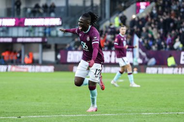Burnley 'den Loum Tchaouna, 10 Ocak 2026' da Birleşik Krallık 'ın Burnley kentindeki Turf Moor' da oynanan üçüncü tur Emirlikler Kupası karşılaşmasında 2-0 'lık galibiyeti kutluyor.