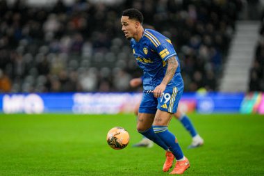 Leeds United takımından Noah Okafor, 11 Ocak 'ta İngiltere' nin Pride Park Stadyumu 'nda oynanan Derby County - Leeds United maçında topu kontrol ediyor.