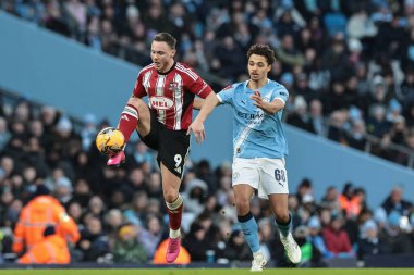 Exeter City 'den Jayden Wareham, 10 Ocak 2026 tarihinde Etihad Stadyumu' nda Manchester City 'nin Exeter City' ye karşı oynadığı üçüncü tur karşılaşmasında Manchester City 'li Max Alleyne' in baskısıyla top kontrolünde.