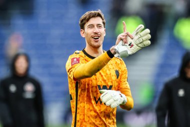 Sunderland kalecisi Robin Roefs, Liverpool 'daki Hill Dickinson Stadyumu' ndaki Everton-Sunderland üçüncü tur karşılaşmasında üst üste üç penaltı atışında penaltı kurtarışı yapan gezgin taraftarlarla birlikte kutluyor.