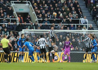 Newcastle United takımından Sandro Tonali, 10 Ocak 202 'de St. James' s Park, Newcastle, İngiltere 'de oynanan üçüncü tur karşılaşmasında yüksek topu kazanmak için sıçradı.